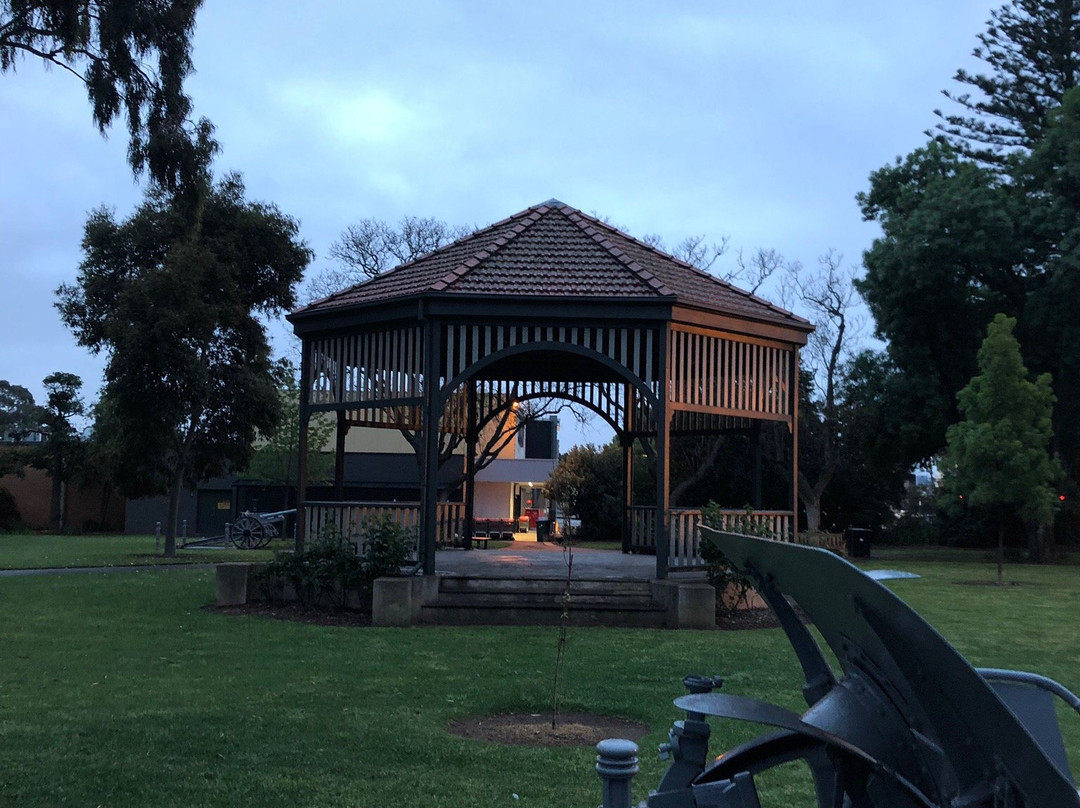 Soldiers' Memorial Gardens景点图片
