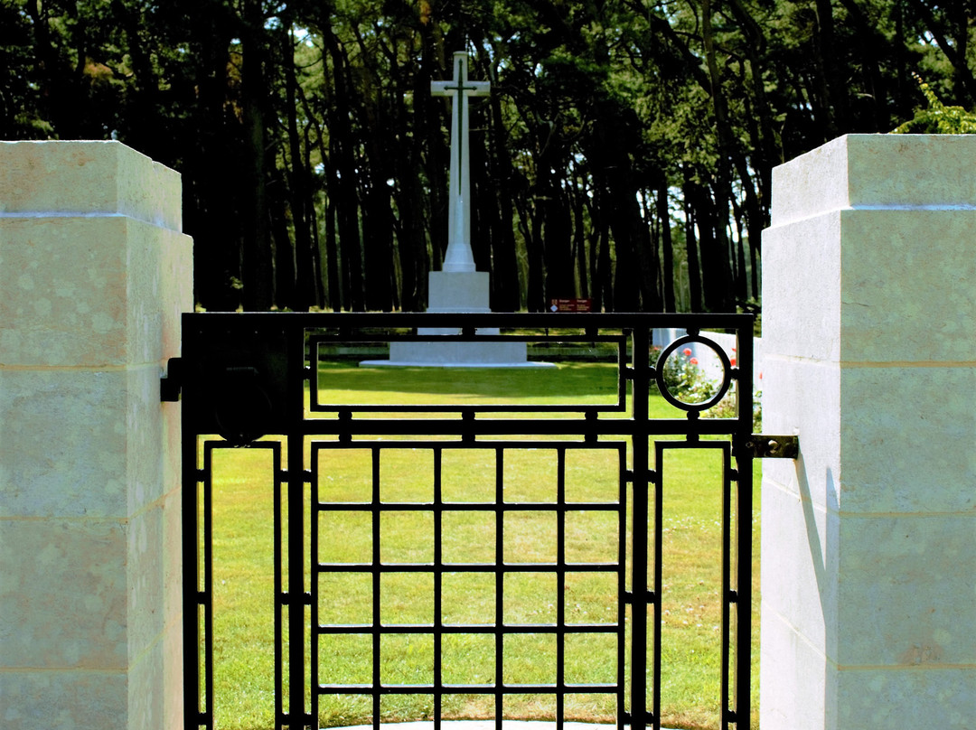 Givenchy Road Canadian Cemetery景点图片