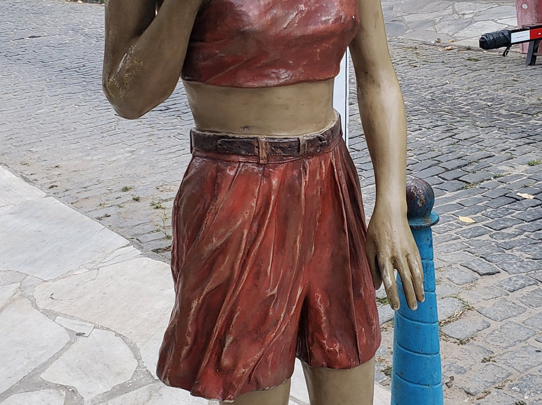 Estátua A Garota dos Ossos景点图片