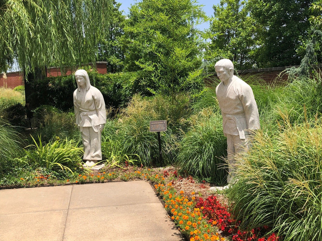 H.U. Lee International Gate and Garden-小石城必去景点