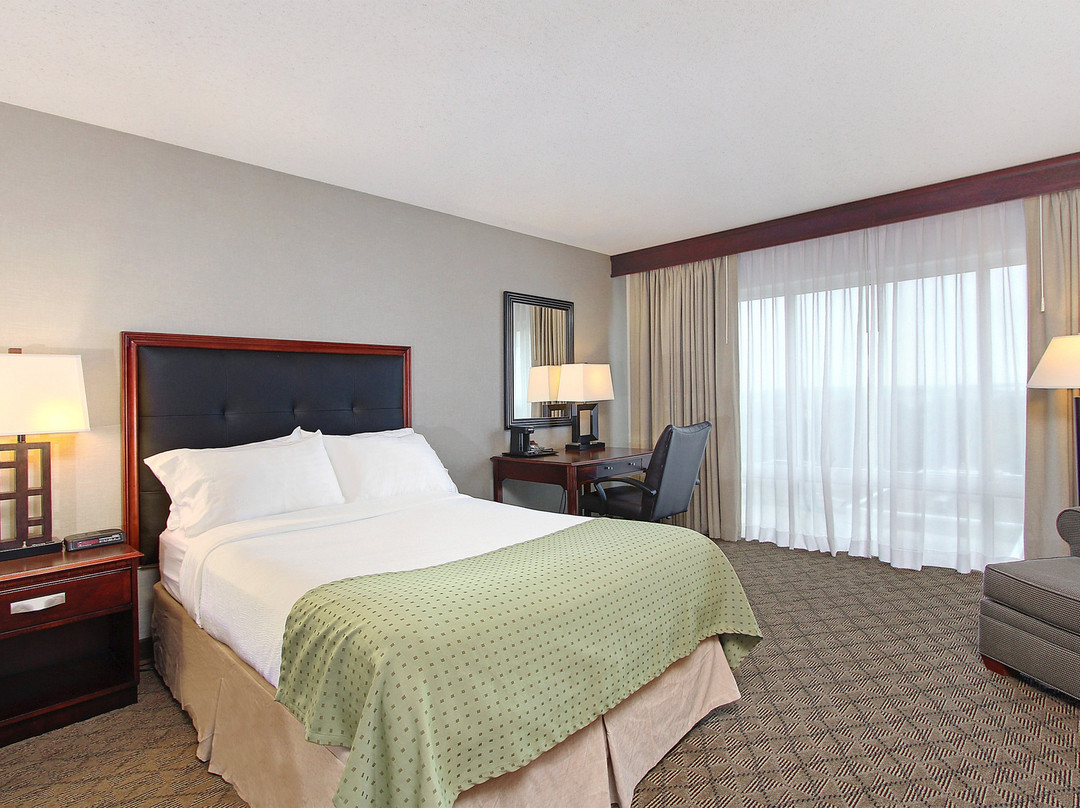 大学广场保龄格林假日酒店主图