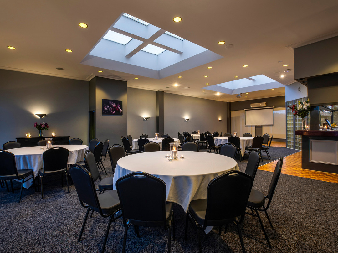 Nightcap at Ferntree Gully Hotel主图