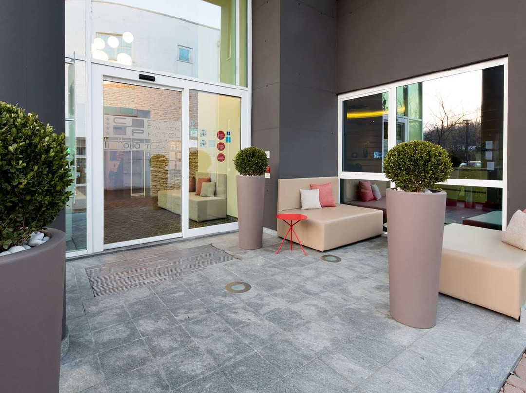 水晶皇宫酒店主图