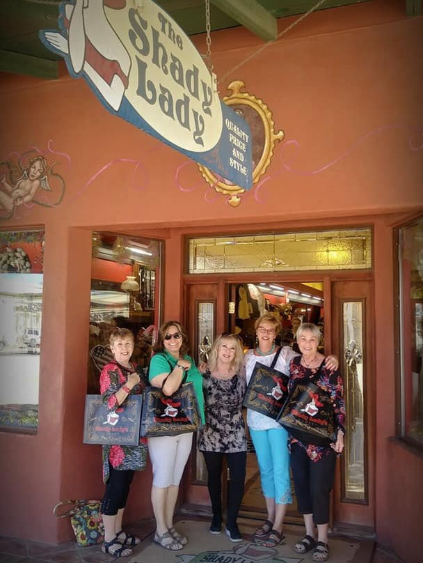 The Shady Lady’s Closet-墓碑镇必去景点