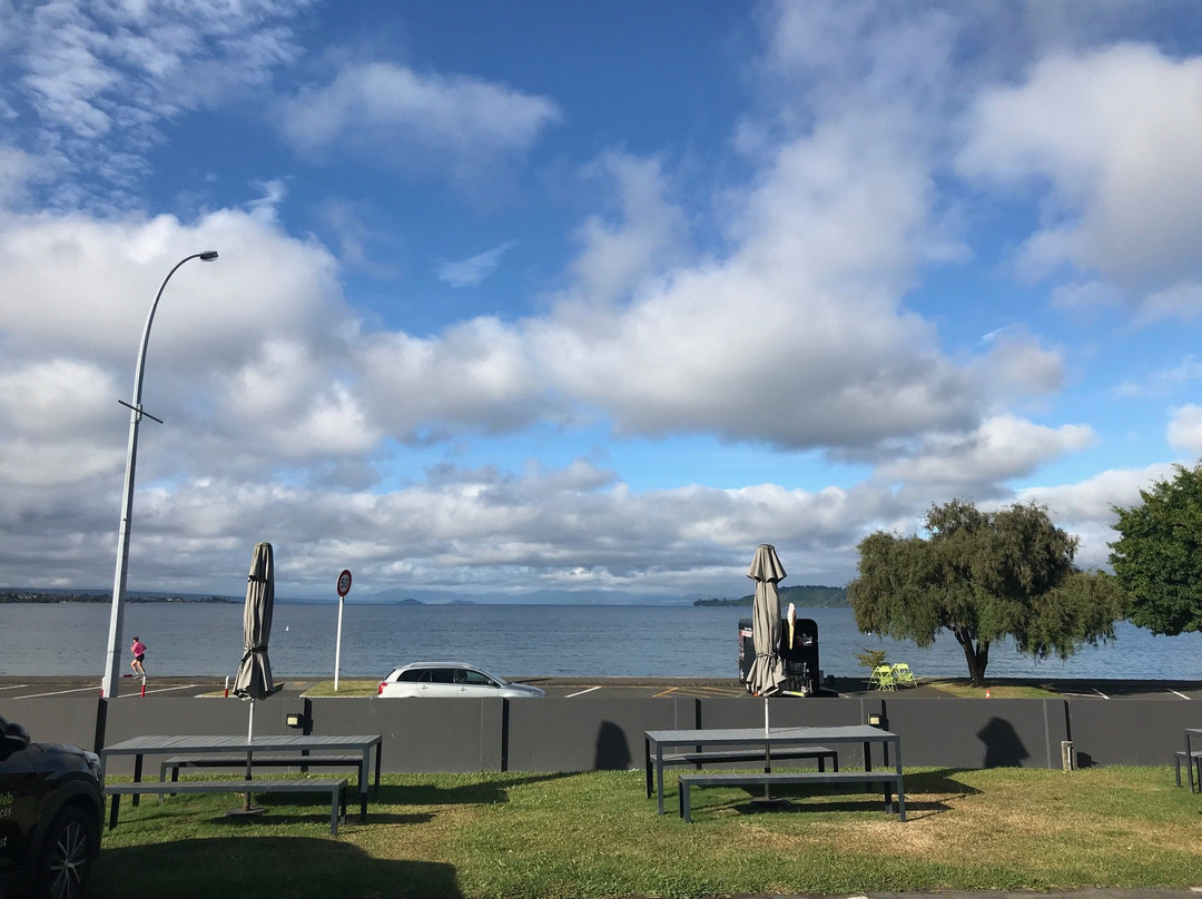 歌堡湖畔汽车旅馆主图