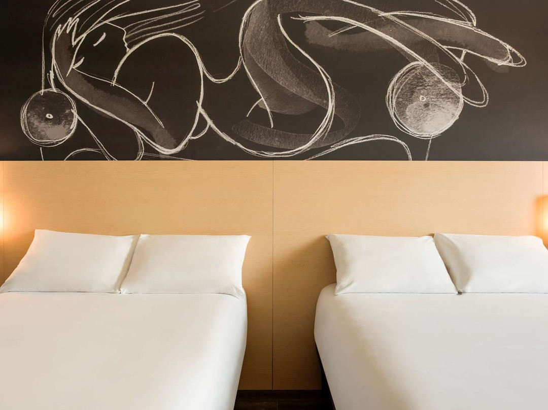 宜必思伊拉布阿多酒店主图