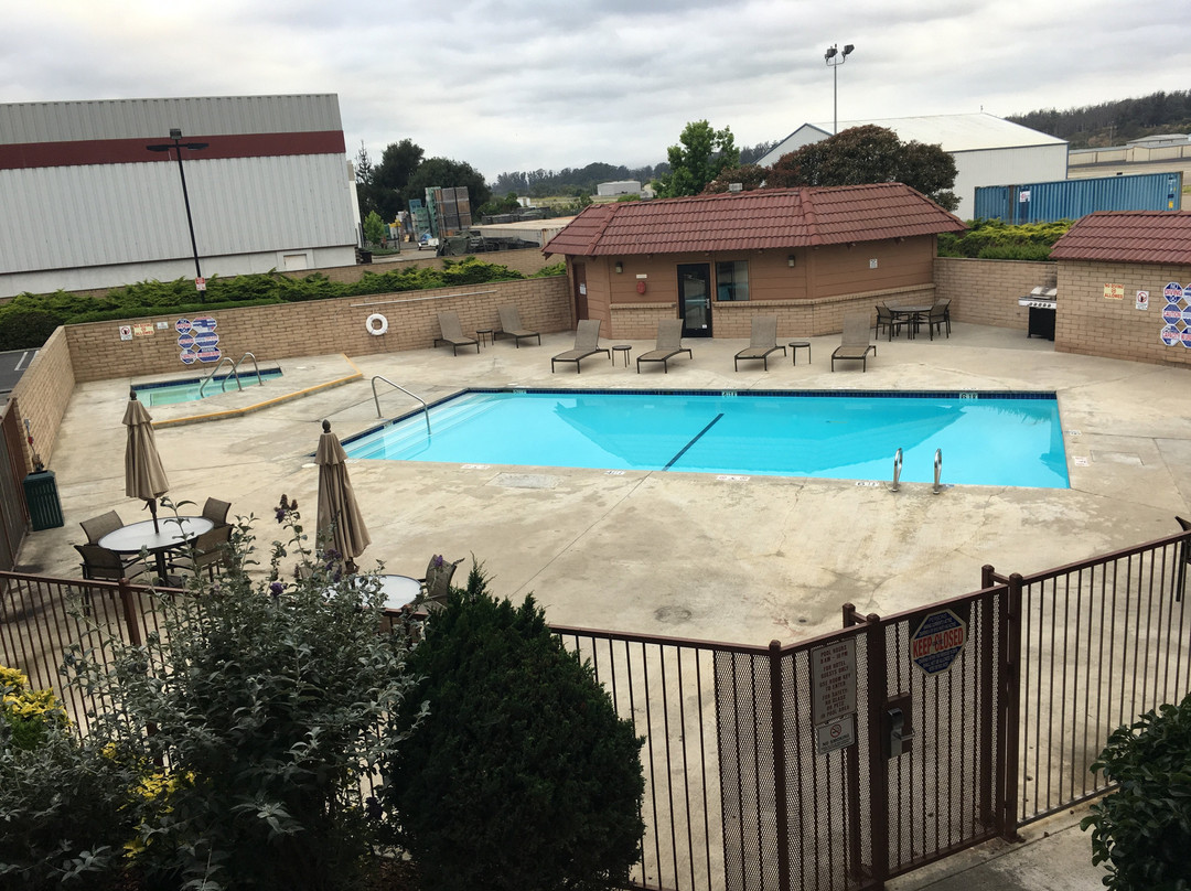 隆波克谷套房酒店主图