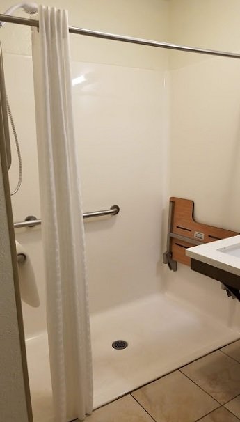 Candlewood Suites-West Springfield by IHG-浴室