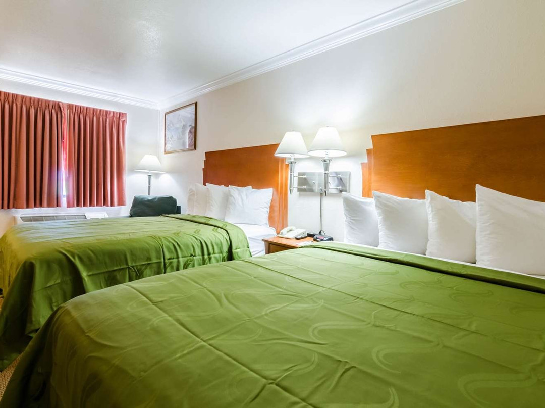 Sunflower Inn & Suites主图