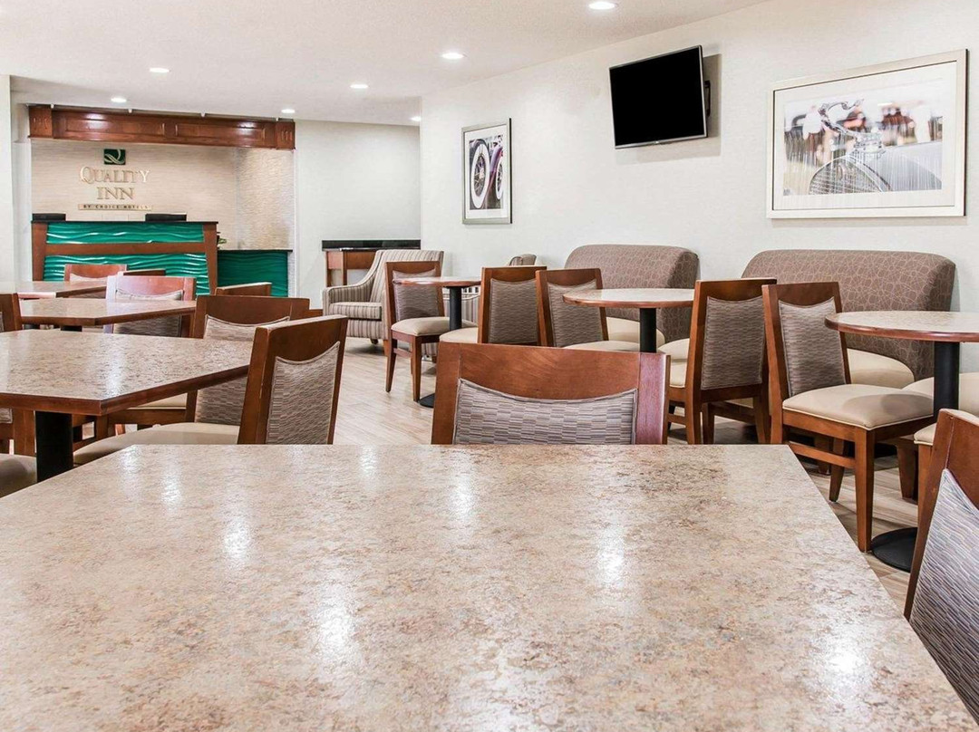 Quality Inn & Suites Warren - Detroit主图