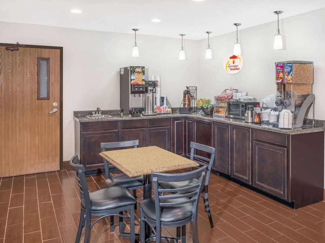 Super 8 by Wyndham Marshall主图