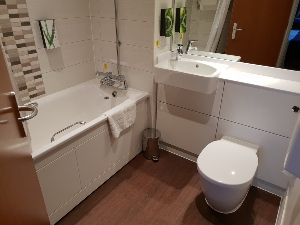 Premier Inn Poole North Hotel-浴室