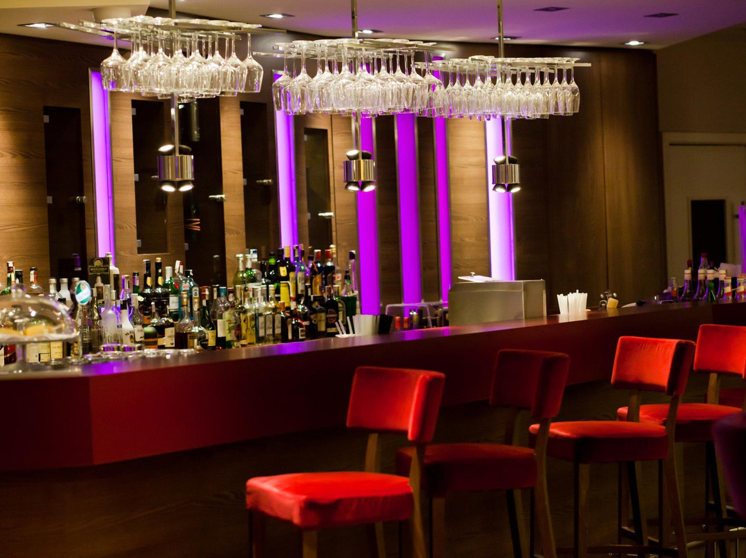 Signature Restaurant, Bar & Lounge