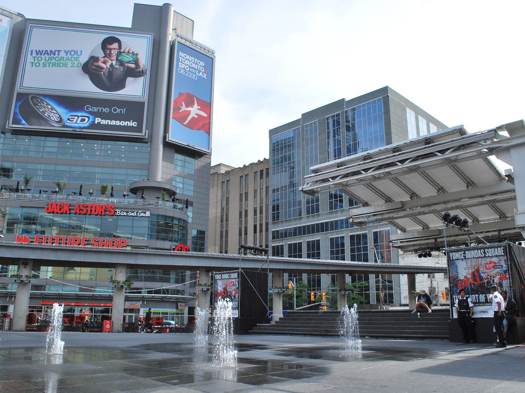 登打士广场-多伦多必去景点