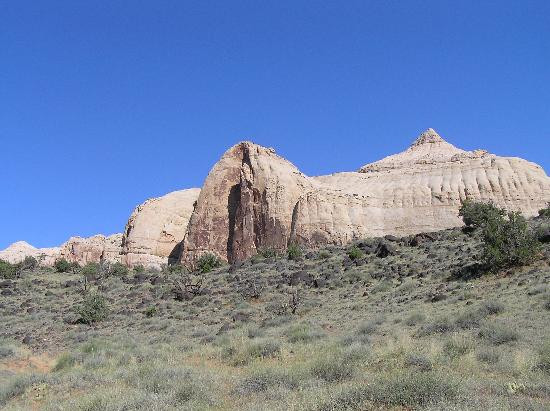 The Hickman Bridge Trail-圆顶礁国家公园必去景点