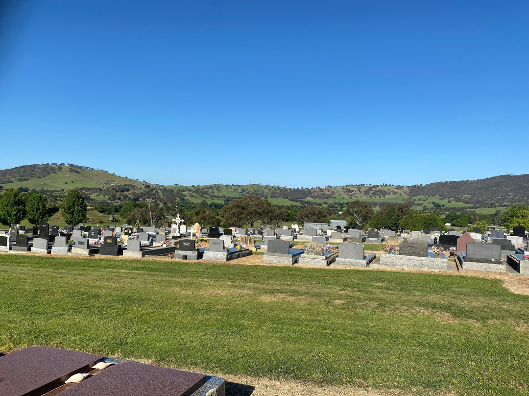 Adelong Cemetery景点图片