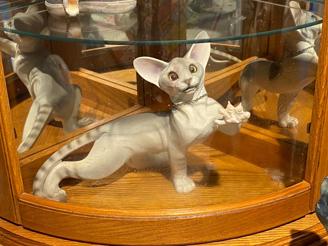 Redner's Rescued Cat Figurine Mewseum-Menomonee Falls必去景点