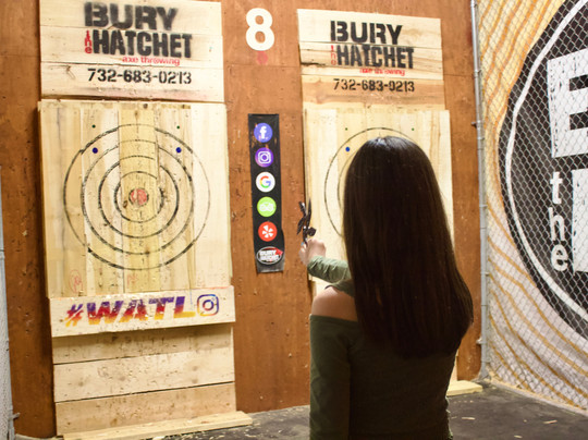 Bury the Hatchet Freehold - Axe Throwing-弗里霍尔德必去景点