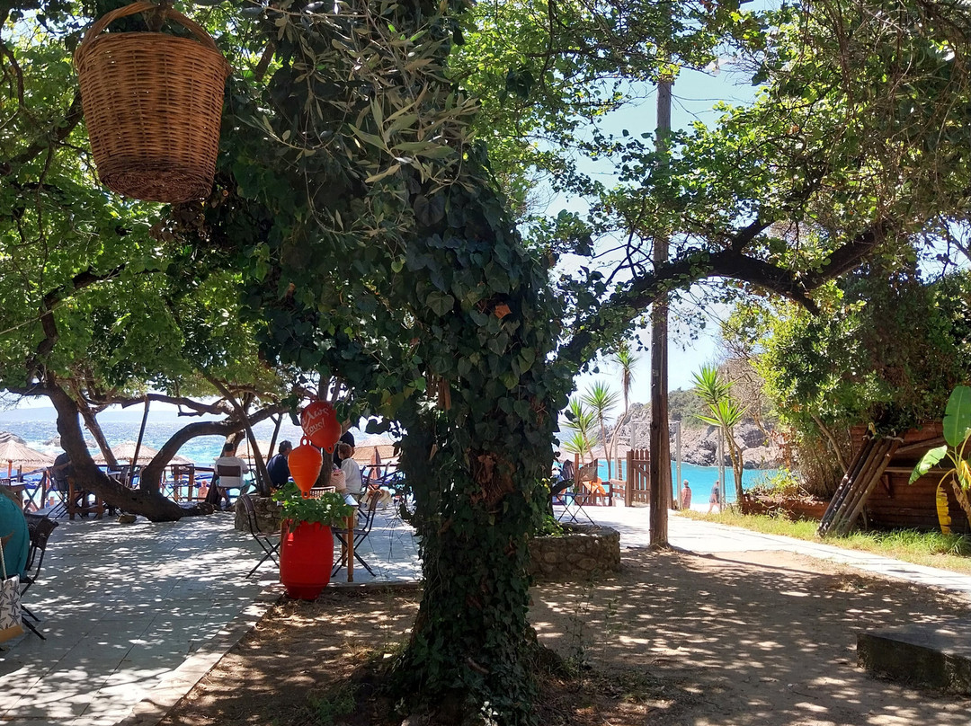 Sarakiniko Beach景点图片