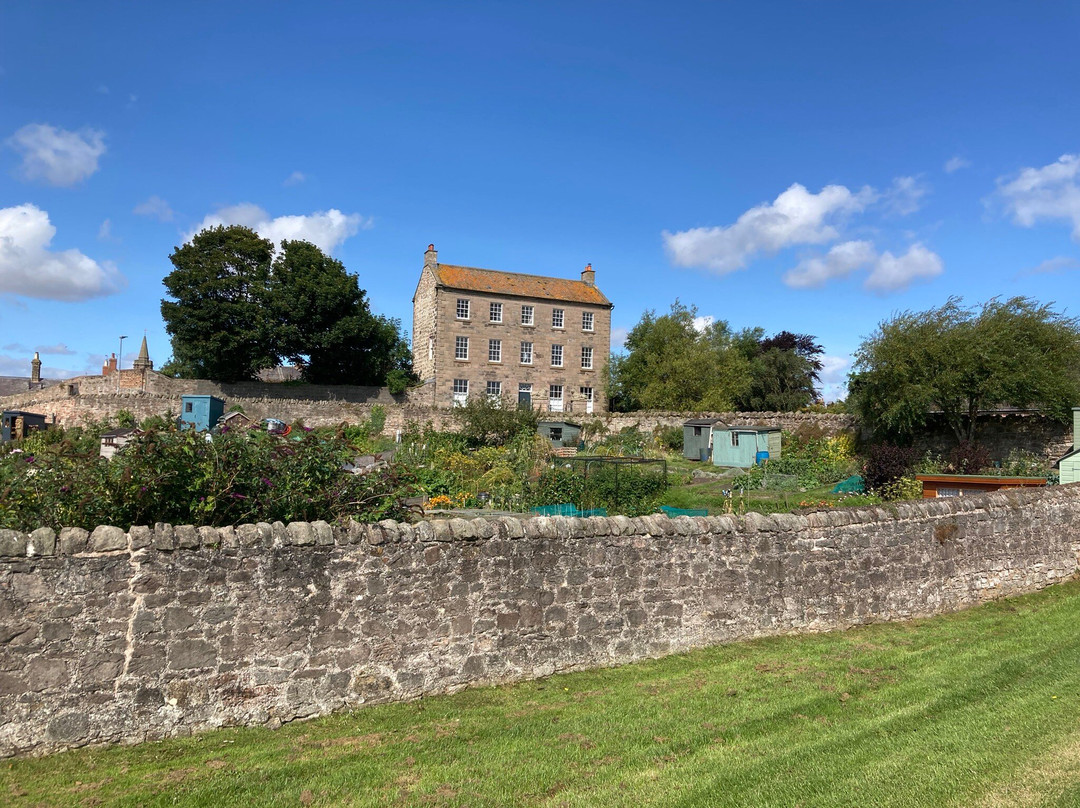 The Elizabethan Town Walls景点图片