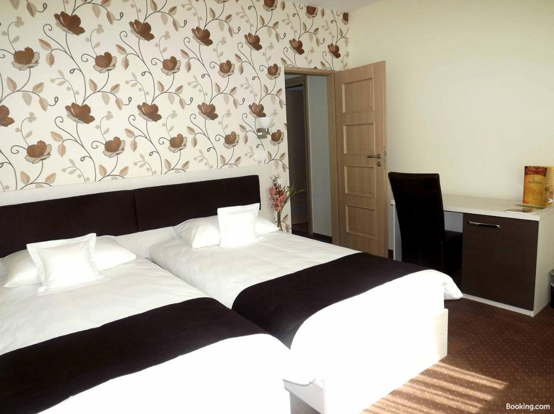 West Plaza Residence主图