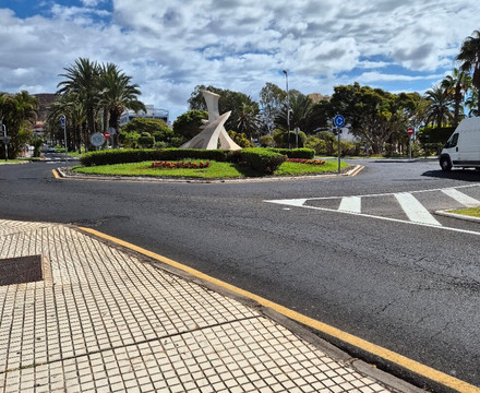 The Roundabout Sculpture-奥德杰海岸必去景点