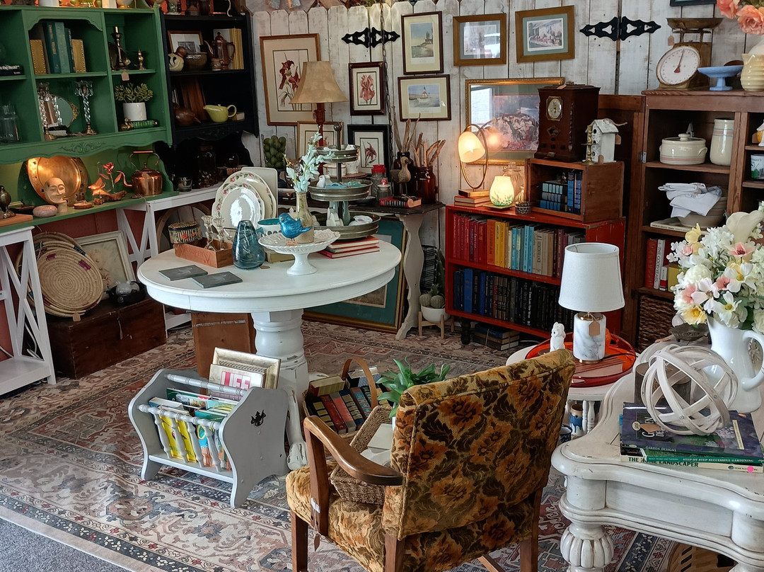 Two Sisters Dusty Attic Flea Market-Cassville必去景点