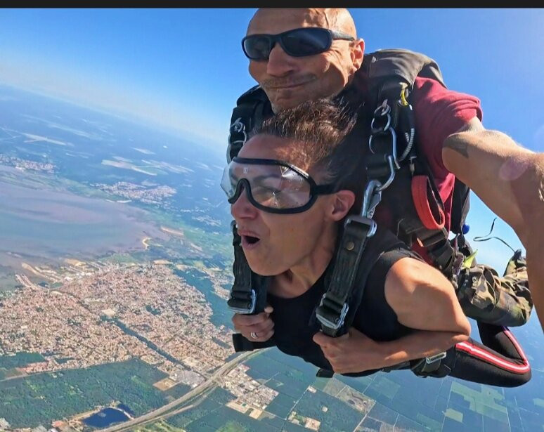 Vertical T'air Parachutisme-拉泰斯特德比克必去景点