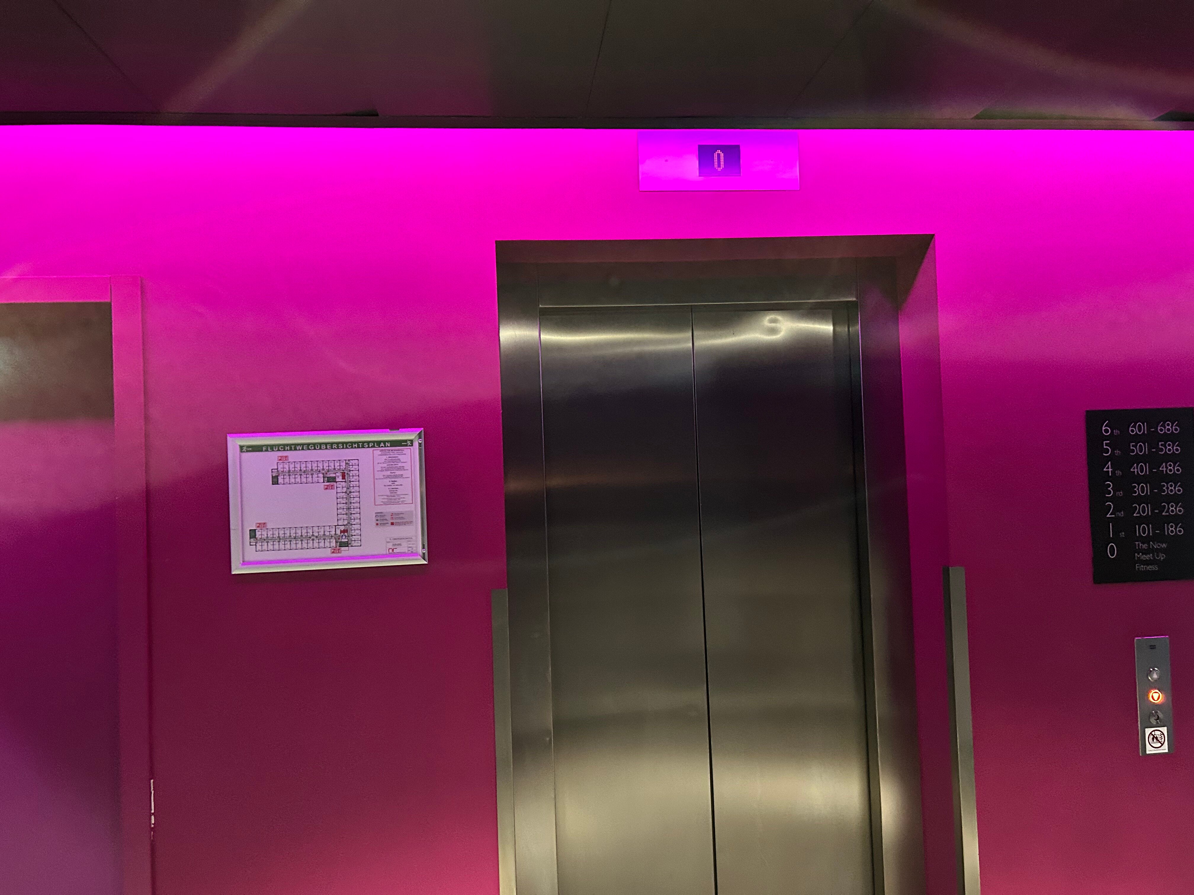 MOXY Vienna Airport-浴室