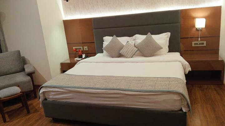 苏拉特洛兹广场酒店、主图