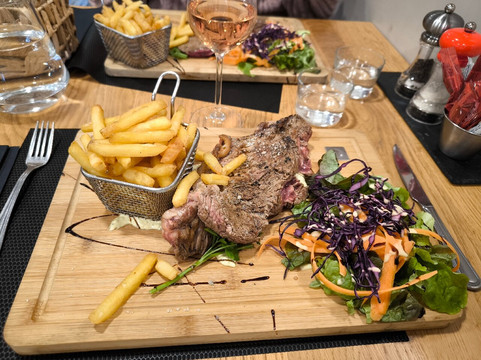 Les Tables De La Fontaine