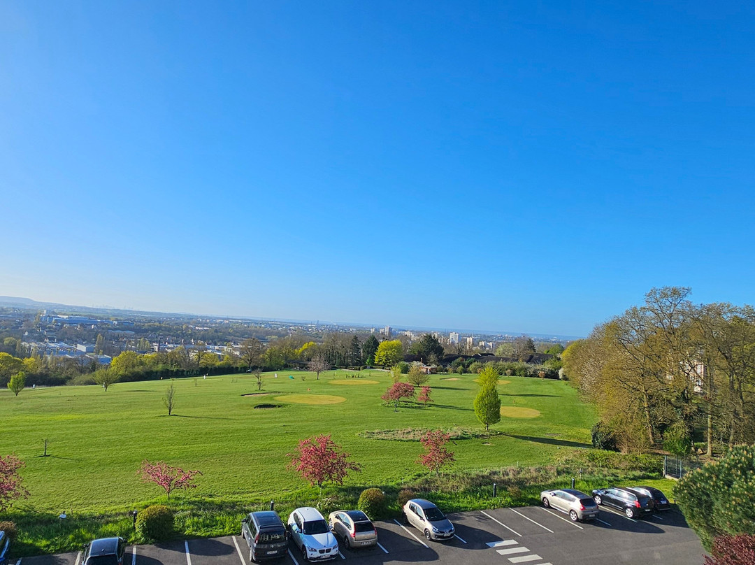 绿色印象派公寓式酒店主图