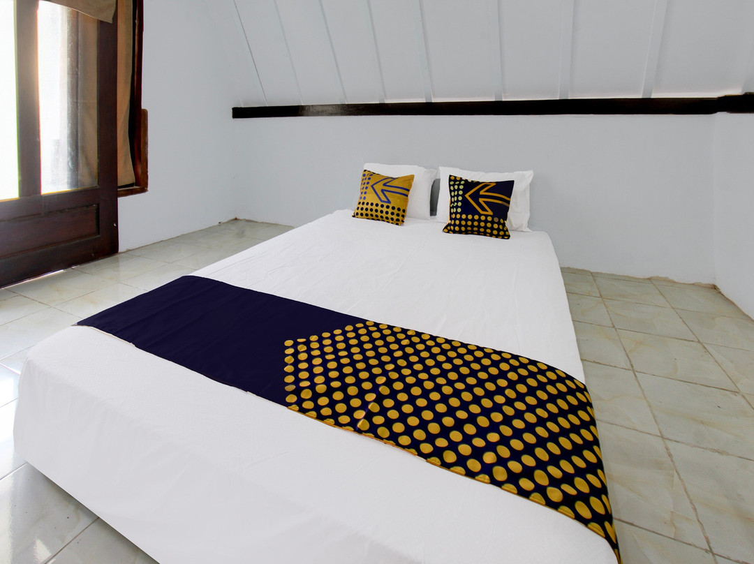 Oyo Life 93154 White Kos Jenggala