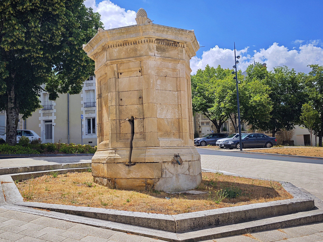 Fontaine de 1848 dite " de la Pompe"-Latille必去景点