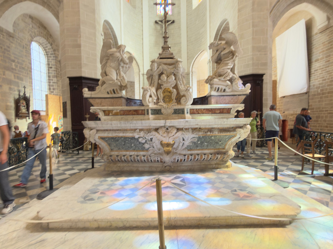 Cathedrale Saint Pierre-瓦讷必去景点