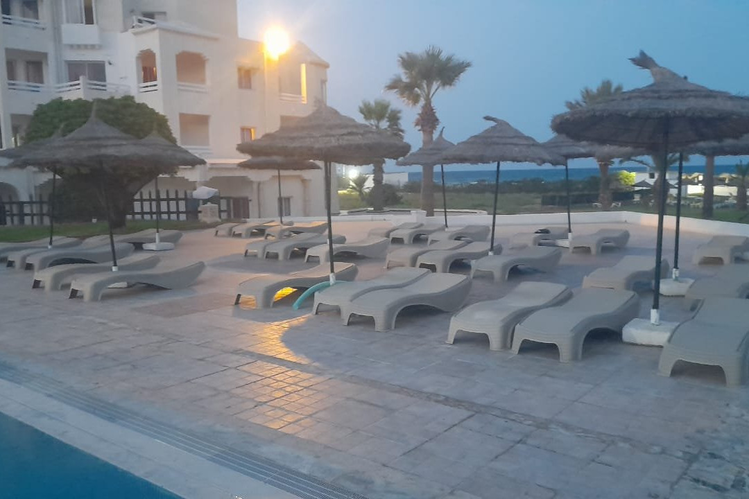 蕊花海滩度假酒店主图