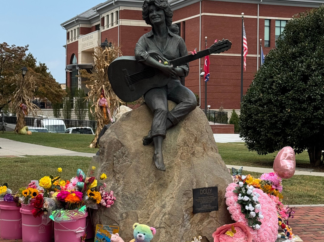 Dolly Parton Statue-塞维尔维尔必去景点