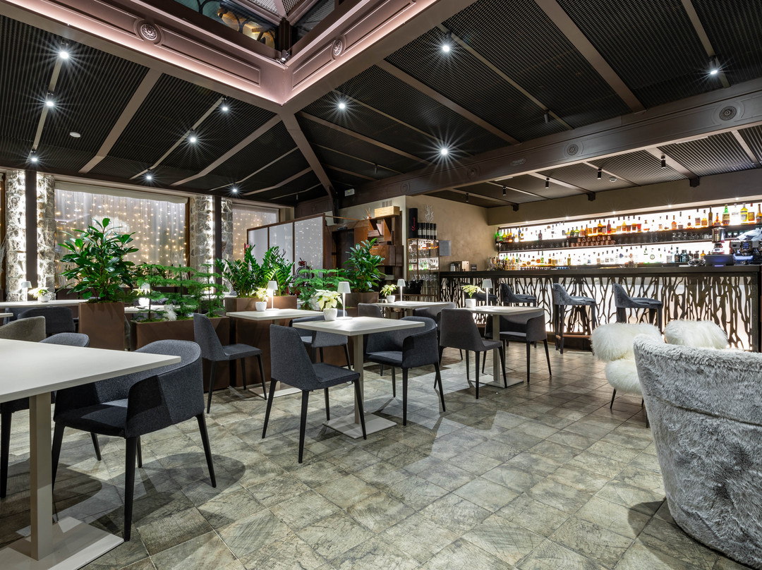 White Restaurant & Lounge Bar