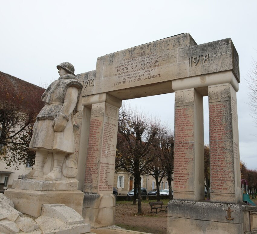 Monument Aux Morts D'avallon景点图片