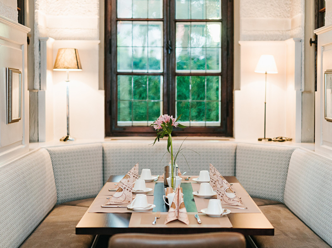 雷亨城堡酒店主图