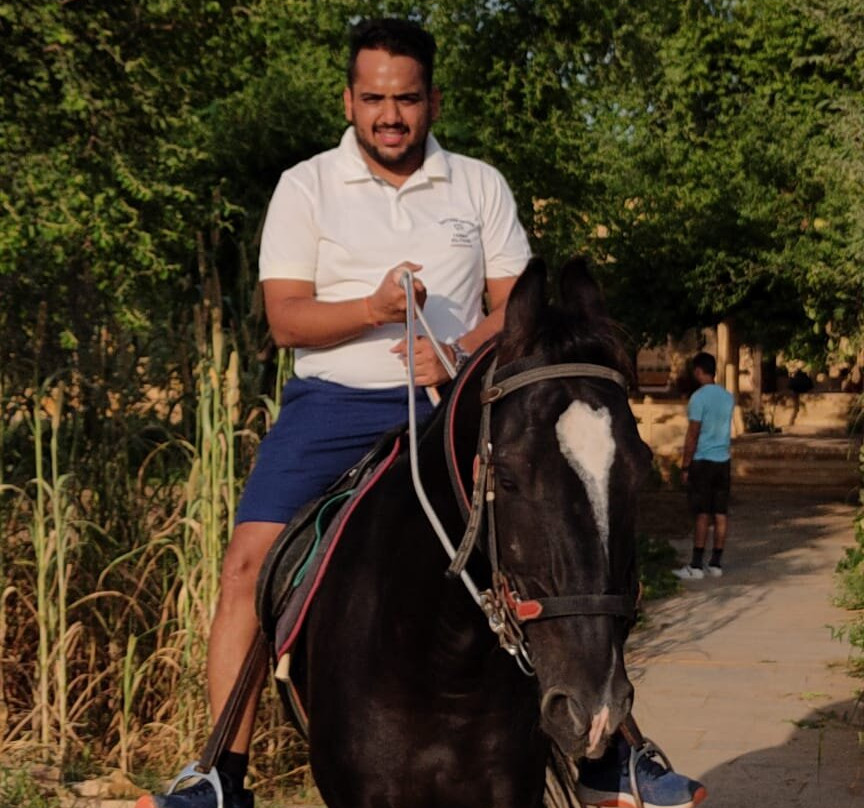 苏尔亚加酒店主图