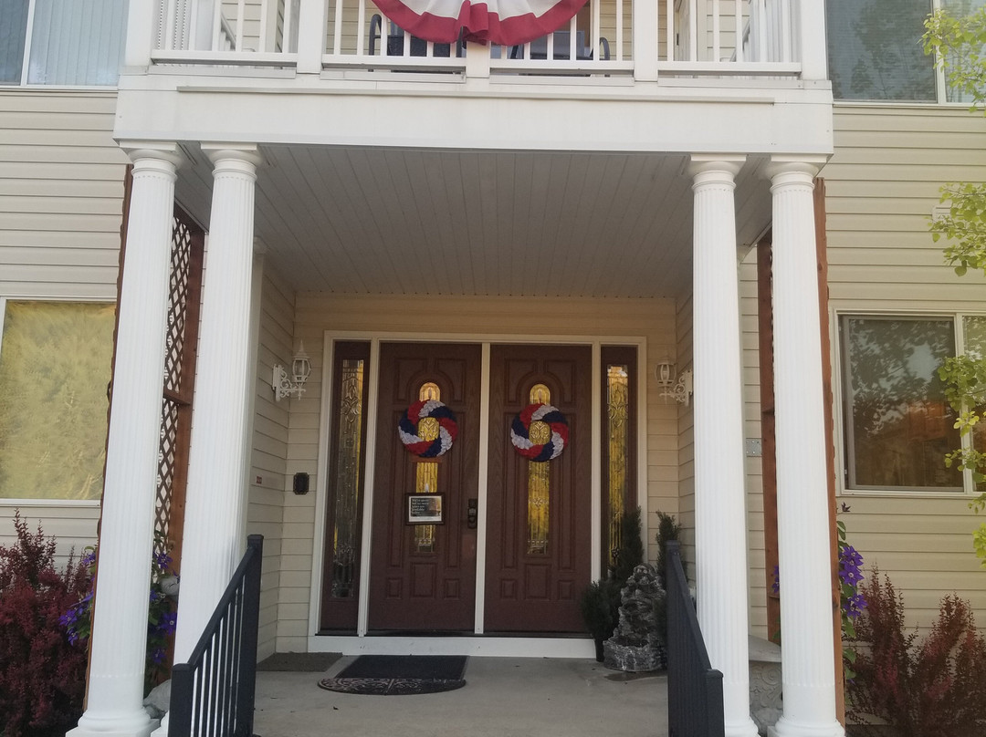 Lions Gate Manor主图