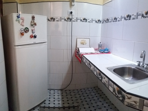 Roly Colonial House Behind Capitol主图