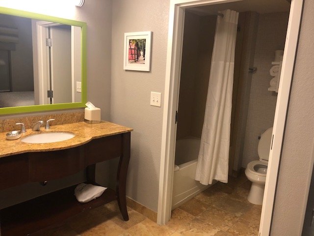 Hampton Inn and Suites-Winston-Salem/University Area NC-浴室