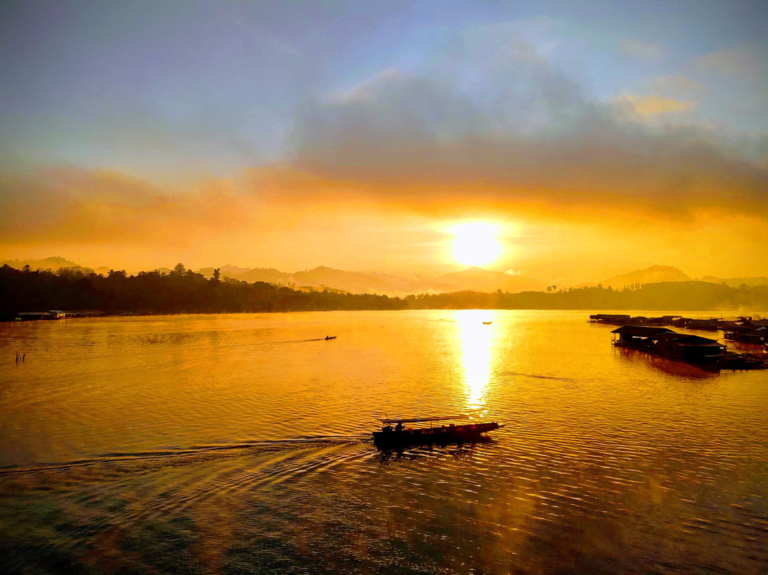 Khao Laem Lake景点图片