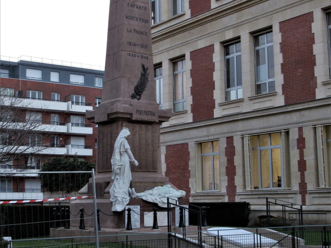 Monument communal-阿尔福维尔必去景点