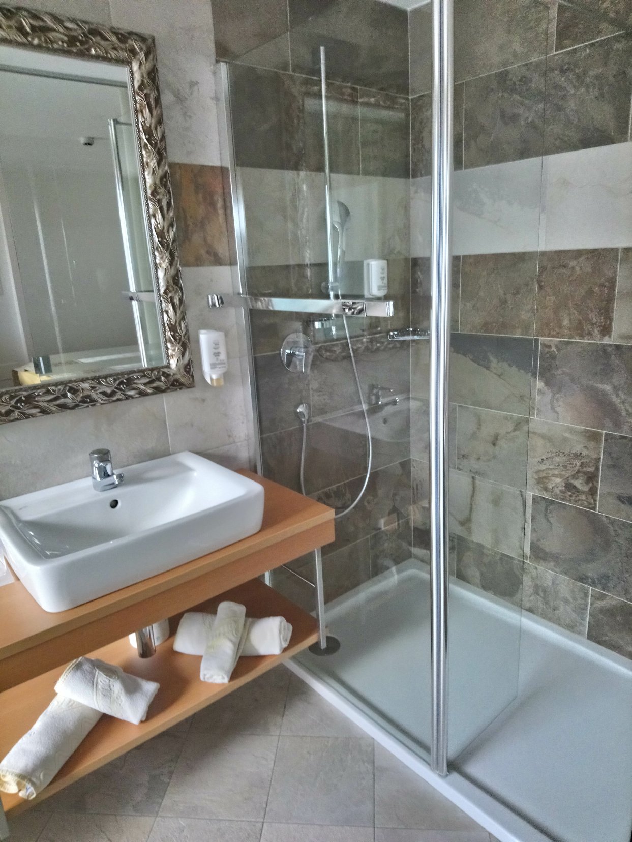 理意其尼酒店-浴室