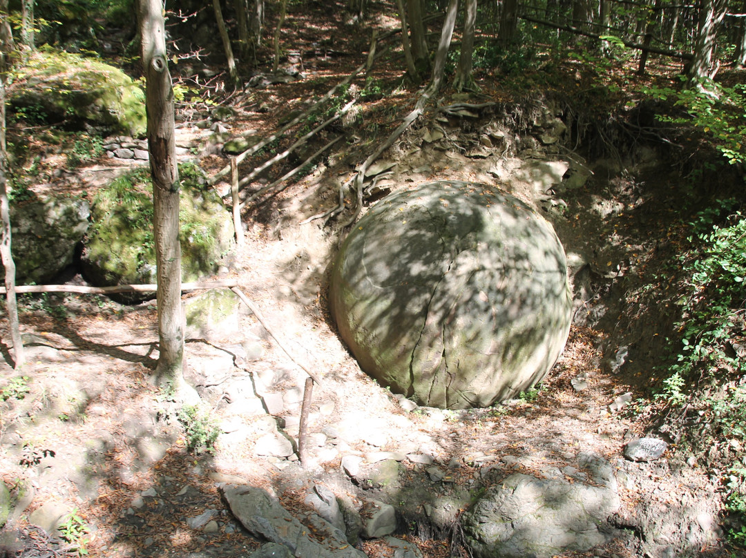 Giant Stone Sphere-Zavidovici必去景点