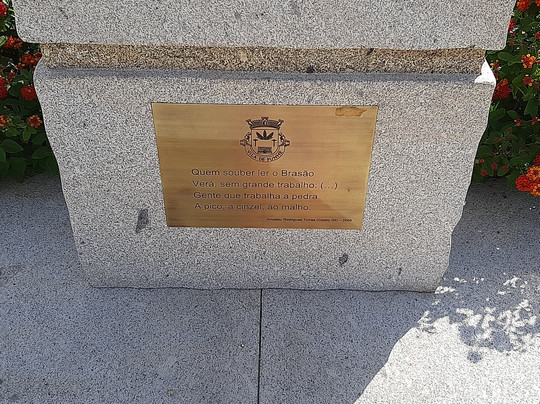 Monumento Ao Homem Que Trabalha A Pedra