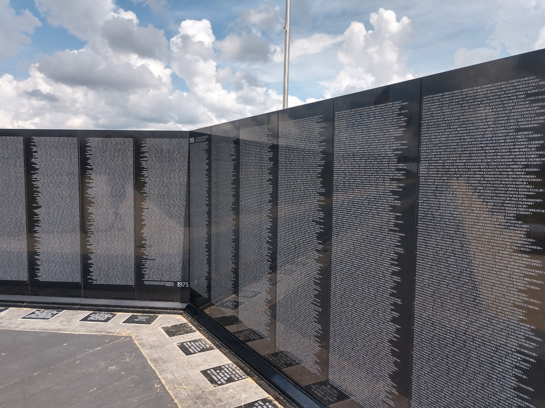 Vietnam Memorial Replica Wall景点图片